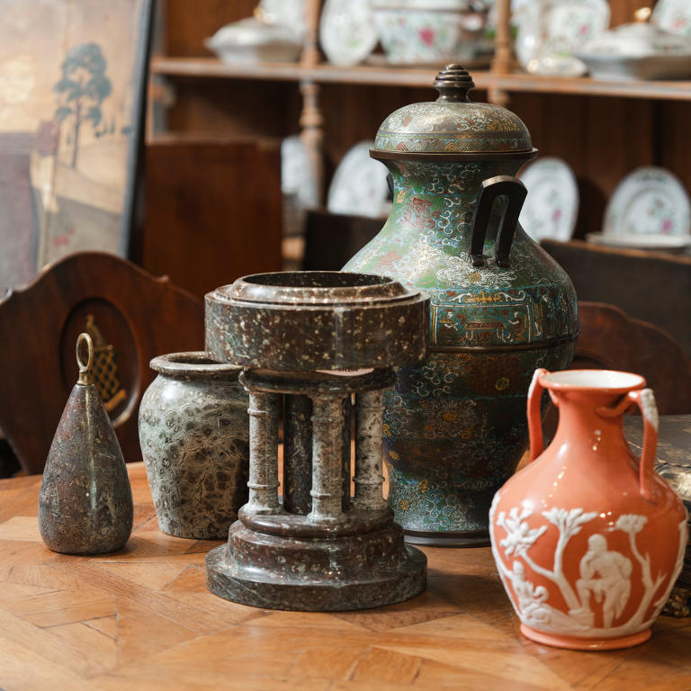 Large Serpentine Font